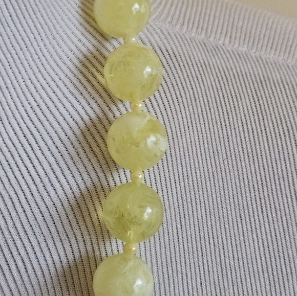 Vintage Chunky yellow beaded necklace. - Picture 8 of 9